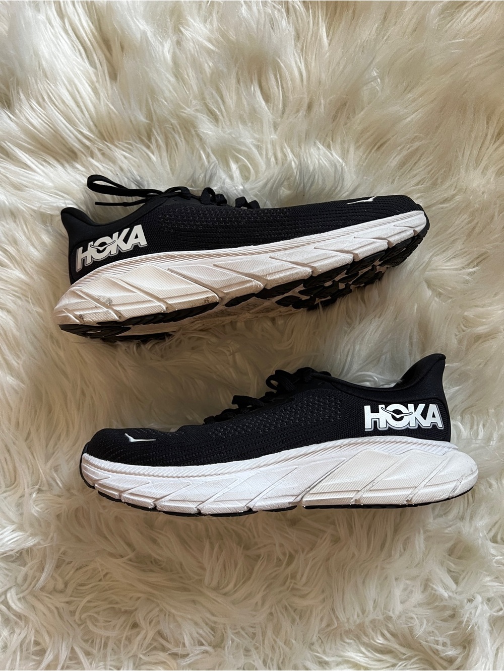 HOKA Arahi 7 - Black/white 6D wide